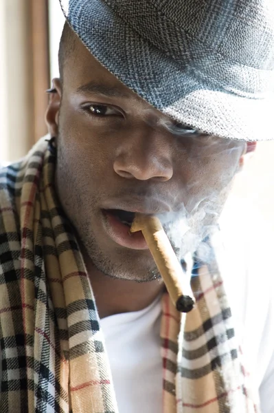 Siyah adam sigara puro dikey, şapka — Stok fotoğraf