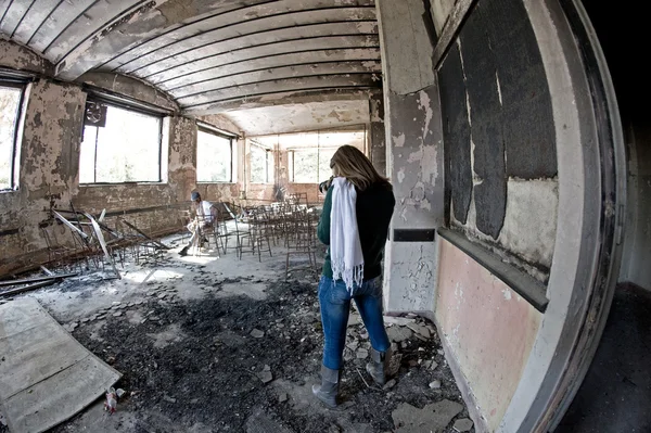 放棄された建物の内部を撮る写真家 — ストック写真