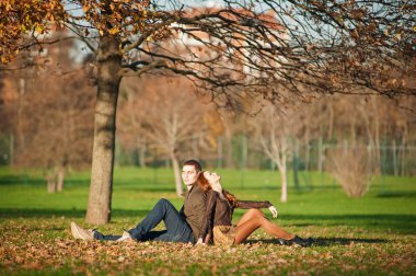 açık havada sonbahar Park'ta rahatlatıcı romantik genç Çift