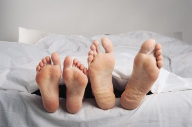 Çift yaprak altında yatakta rahatlatıcı