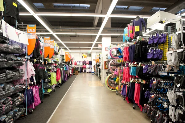 BOLOGNA, ITALIA - 4 febbraio: Decathlon Sport Store, 4 febbraio , — Foto Stock