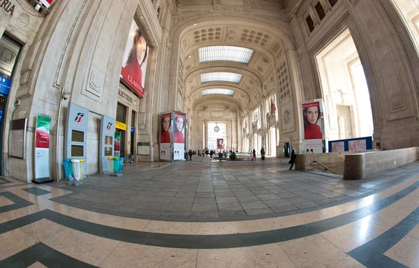 MILANO, ITALIA - 28 de febrero: Estación central de tren el 28 de febrero de 2012 — Foto de Stock