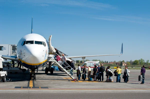 BOLOGNA, ITALIA - maaliskuu 29: lentokoneeseen nouseminen Ryanairin suihkukoneella Bolognan lentoasemalla — kuvapankkivalokuva