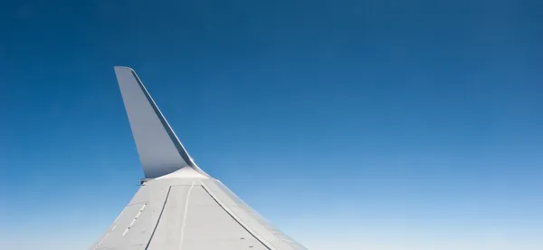 Ala de avión con fondo de cielo con copyspace — Foto de Stock