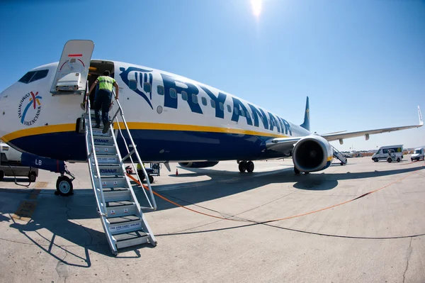 BOLOGNA, ITALIA - maaliskuu 29: Valmistautuminen lennolle Ryanair Jet air — kuvapankkivalokuva