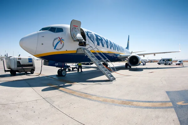 BOLOGNA, ITALIA - 29 DE MARZO: Preparación para el embarque de Ryanair Jet air — Foto de Stock