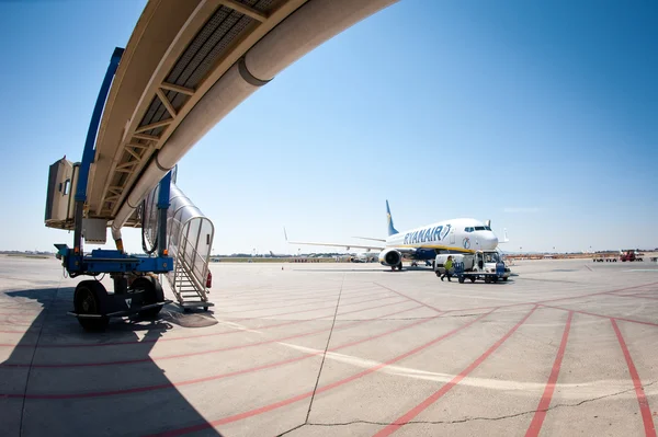 BOLOGNA, ITALIA - maaliskuu 29: Valmistautuminen lennolle Ryanair Jet air — kuvapankkivalokuva