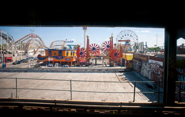 NUEVA YORK - 27 DE JUNIO: Vista de la atracción de Coney Island desde la estación de metro Stillwell Avenue —  Fotos de Stock