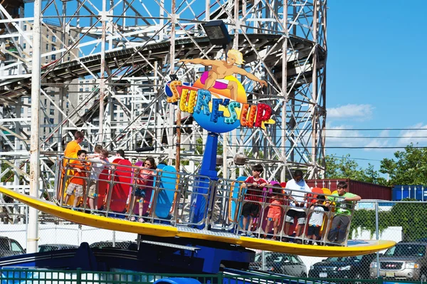 NUEVA YORK - 27 DE JUNIO: Las islas Coney surfean —  Fotos de Stock