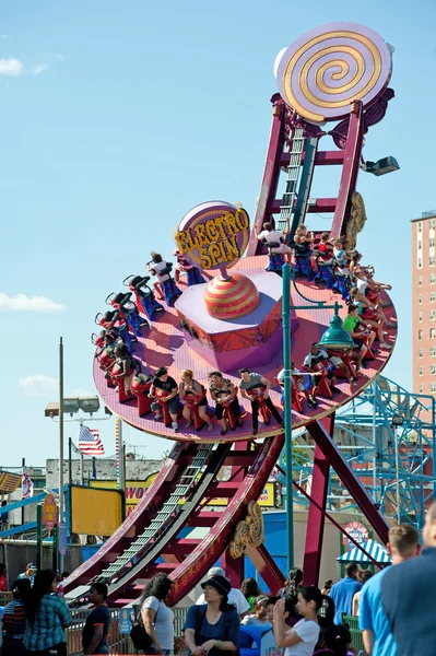 New york - juni 27: coney islands electro spinp — Stockfoto