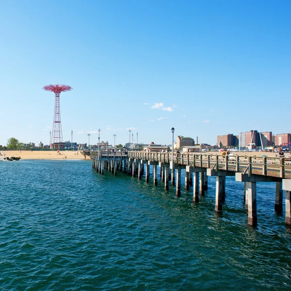 New York - 27. června: Pier a padák věž. Coney Island je známý především pro svou zábavní park — Stock fotografie