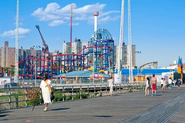 NEW YORK - JUNE 27: walking long Riegelmann Boardwalk — Stock Photo, Image