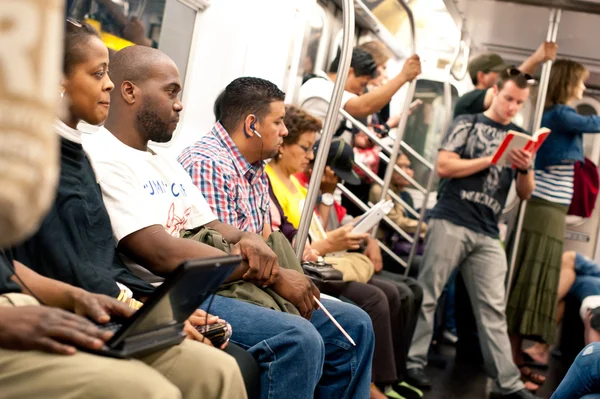 NUEVA YORK CITY - 27 DE JUNIO: Cercanías en vagón subterráneo — Foto de Stock