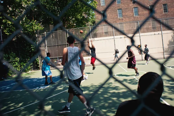 New York City - 28. Juni: ikonischer Basketballplatz in der West 4. Straße — Stockfoto