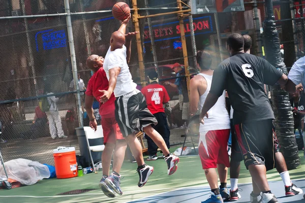 New York City - 28. Juni: ikonischer Basketballplatz in der West 4. Straße — Stockfoto