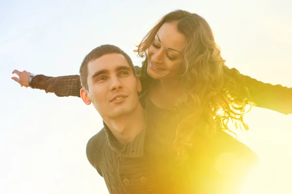 Romantique jeune couple à l'extérieur avec contre-jour — Photo