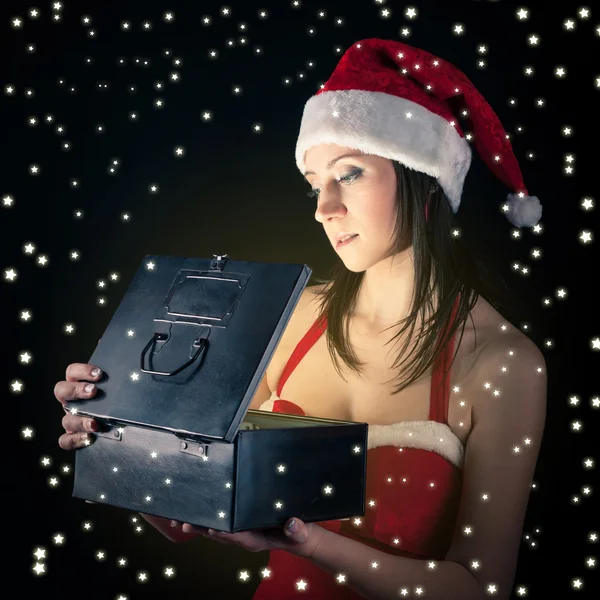 Kerstmis vrouw cadeau doos op zwart en sterren achtergrond — Stockfoto