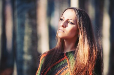 sun ray dışarıda ormanda kadın yüzü