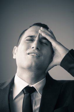 genç işadamı portresi. endişeli ifade. siyah ve beyaz