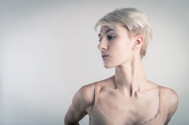 Retrato de mujer de pelo corto Rubio en lencería