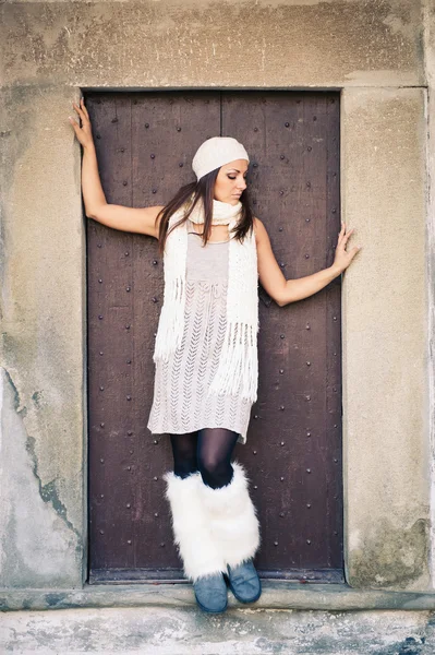 Young woman portrait with ancient building as background. Full body — Stock Photo, Image