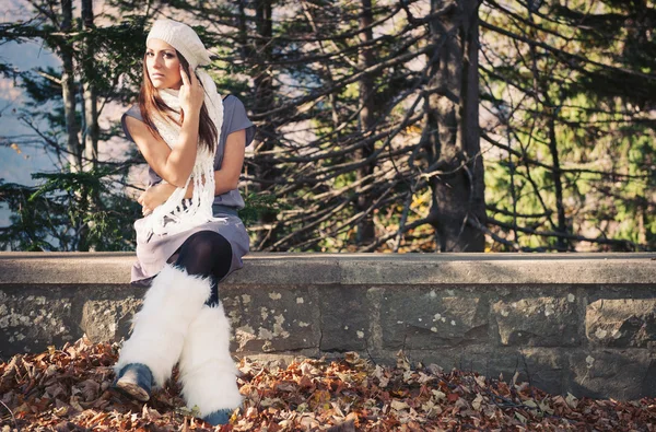 Fiatal nő portré ősszel a szabadban — Stock Fotó