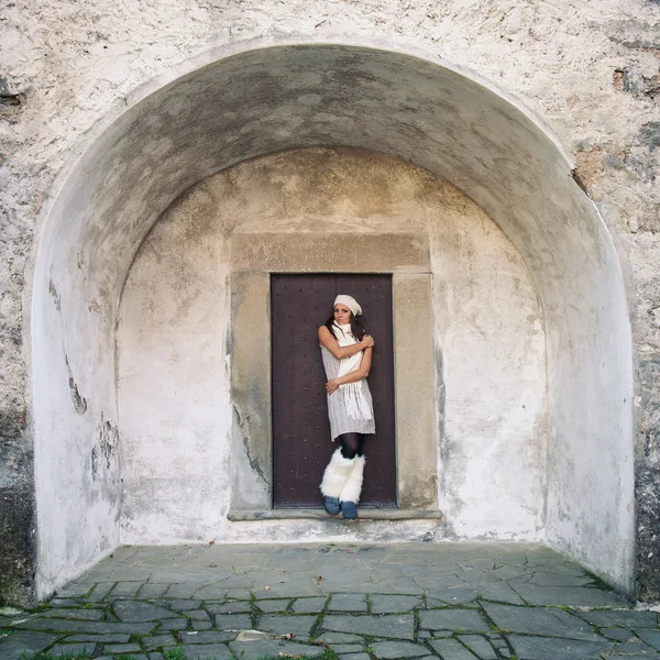 Retrato de mujer joven con edificio antiguo como fondo — Foto de Stock