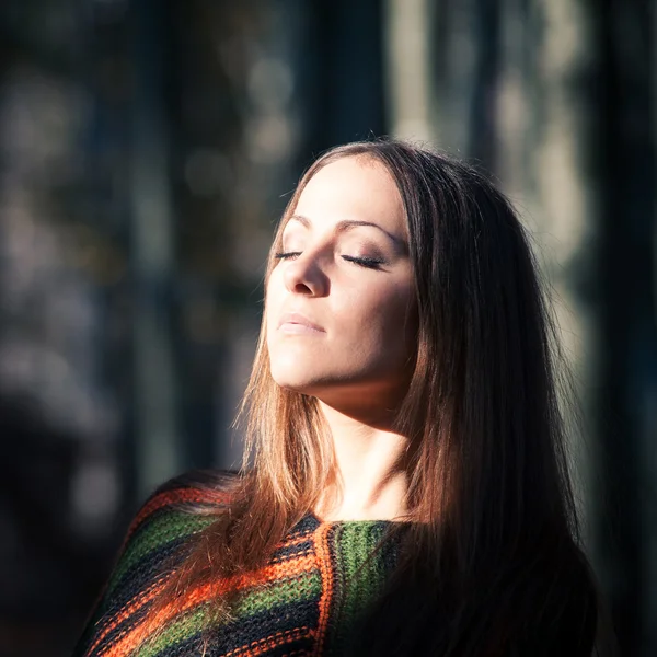 Ormanda portre açık havada güzel genç kadın — Stok fotoğraf