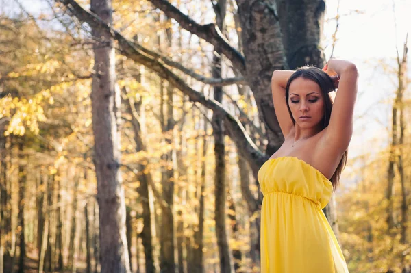 Gyönyörű fiatal nő, szabadban, erdők portré — Stock Fotó