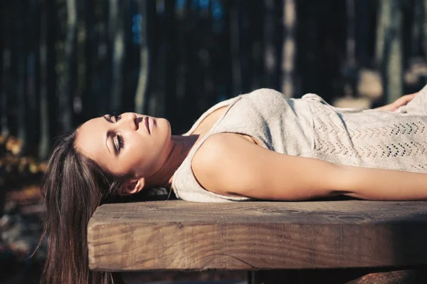 Mladá žena podzim portrét v lese — Stock fotografie