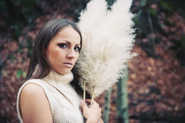 Schöne Nahaufnahme Porträt einer jungen Frau im Wald — Stockfoto