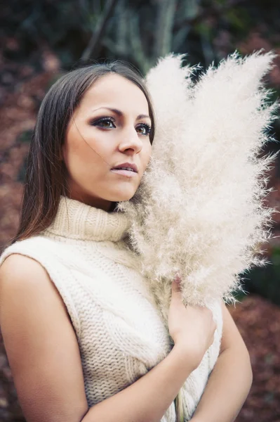 Beautiful close up portrait of young woman in the woods — Stock Photo, Image