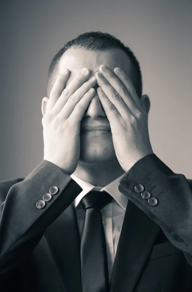 Retrato de un joven empresario. Expresión desesperada. Blanco y negro — Foto de Stock