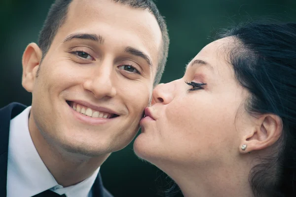 Joven mujer besando feliz hombre de negocios — Foto de Stock