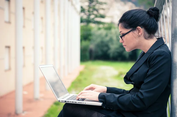 Jovem empresária usando tablet computador ao ar livre — Fotografia de Stock