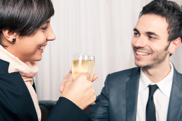 Молода пара святкує з шампанським — стокове фото