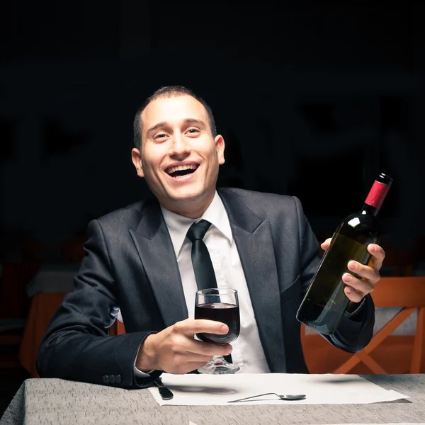 Feliz joven hombre de negocios borracho con vino tinto — Foto de Stock