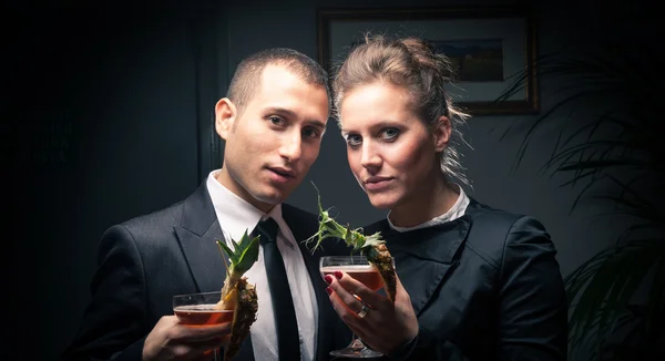 Attractive elegant young couple drinking a cocktail — Stock Photo, Image