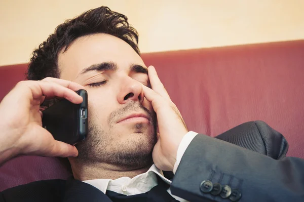 Portret van moe jonge zakenman maken een saai gesprek — Stockfoto