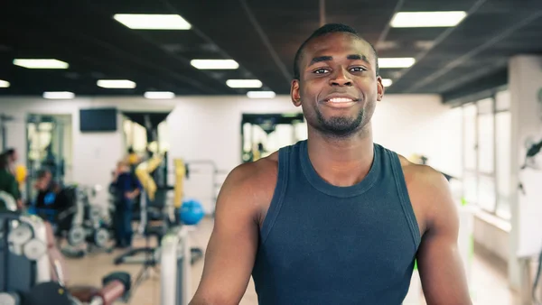 Joven hombre negro retrato en el gimnasio — Foto de Stock