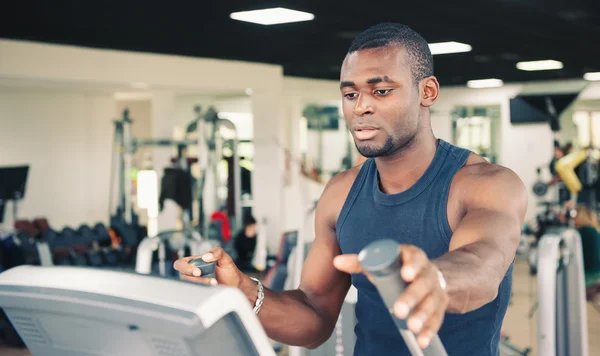 Jeune homme noir s'entraînant dans la salle de gym — Photo