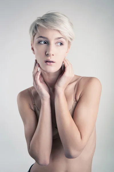 Krásná žena portrét v tělové podprsenky, samostatný — Stock fotografie