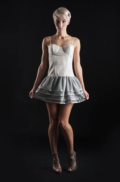 Retrato de niña con vestido corto aislado sobre fondo negro — Foto de Stock