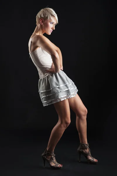 Retrato de niña con vestido corto aislado sobre fondo negro —  Fotos de Stock