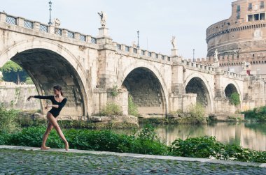 genç güzel balerin dans altında castel santangelo Köprüsü, Roma, İtalya