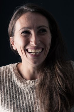 Orta yaş kadın yakın portre siyah arka plan üzerine gülen