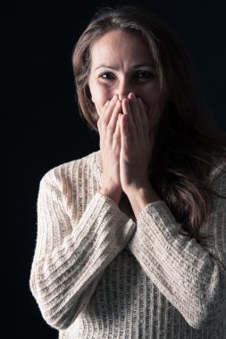 sürpriz orta yaş kadın portre siyah arka plan üzerinde kapat