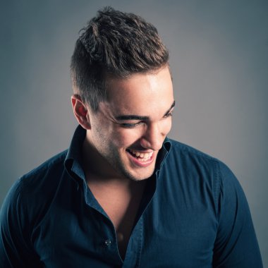 genç adam yakın koyu arka planı portre kadar