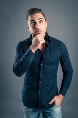 genç adam yakın çekim portre koyu arka plan