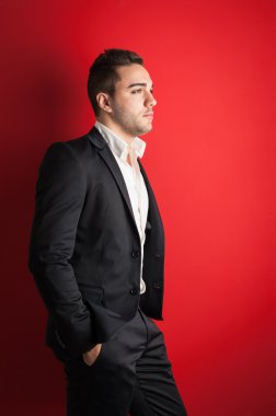 kırmızı bir arka plan karşı genç adam portresi